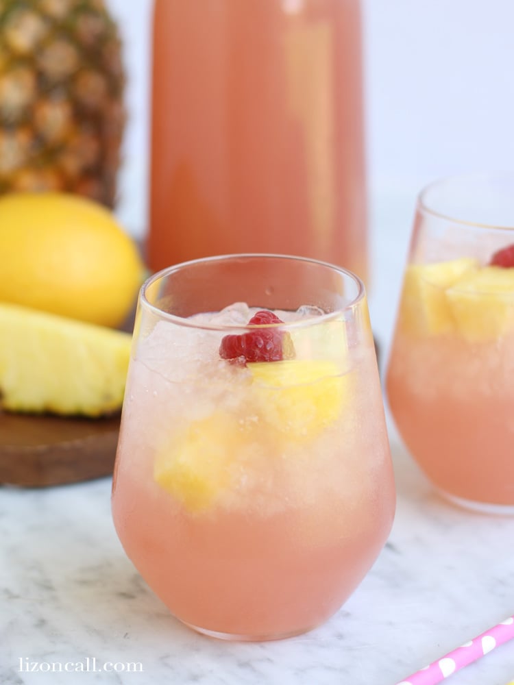 Con solo 4 ingredienti questo punch rosa è così facile ed è perfetto per brunch, docce o davvero qualsiasi occasione. Questa ricetta facile di punch per feste può essere fatta in 10 minuti.