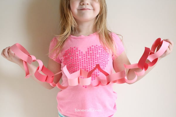 This paper heart chain is an easy kid craft perfect for Valentine's Day. - lizoncall.com