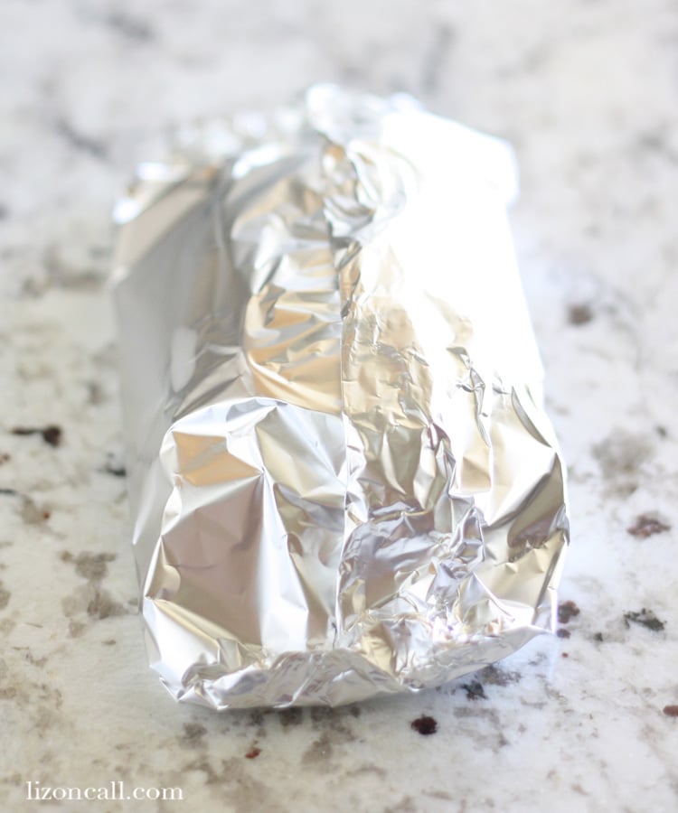 Chicken and vegetables foil dinner packets make dinner prep and clean up a breeze.  Plus they taste good! - lizoncall.com