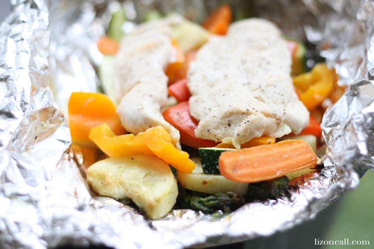 Chicken and vegetables foil dinner packets make dinner prep and clean up a breeze.  Plus they taste good! - lizoncall.com