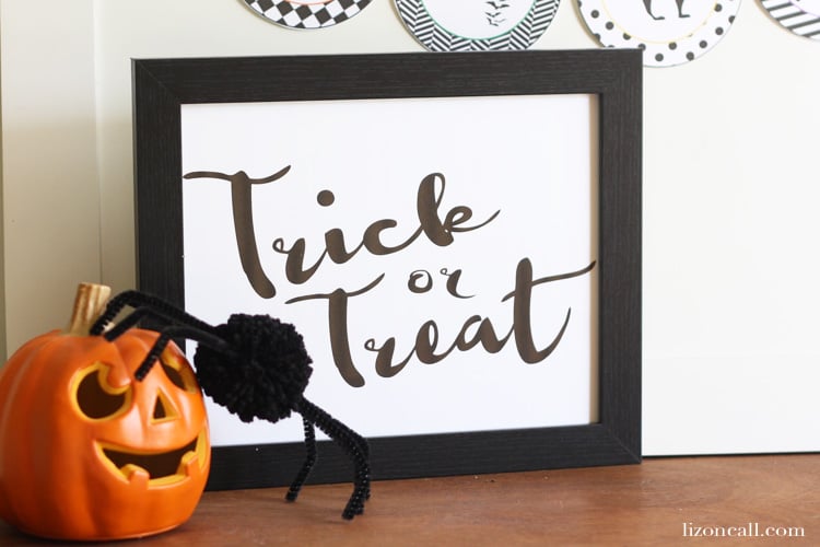 Free printable Trick or Treat sign. Fun to add to your halloween decor. - lizoncall.com