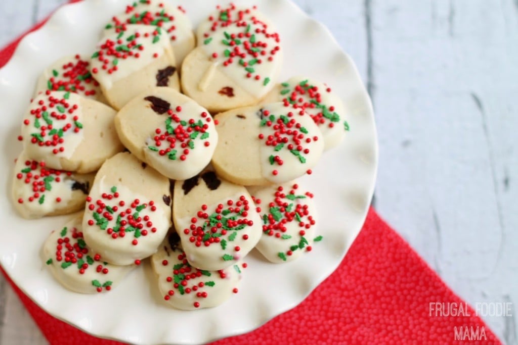 Round up of delicious Christmas Cookies to make this year for your neighbors 